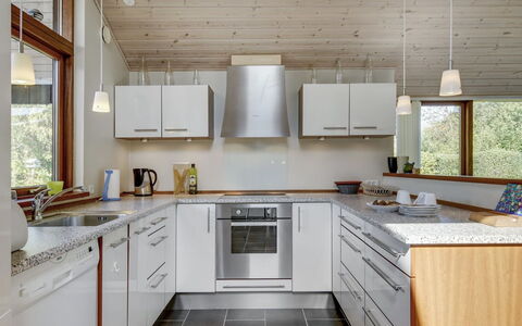 Biaver - 350M from the Sea: Køkken, Countertop, Køkken Apparat, Gulvbelægning, Indretning, Træ, Større Bandage, Cabinetry, Møbel, Loft