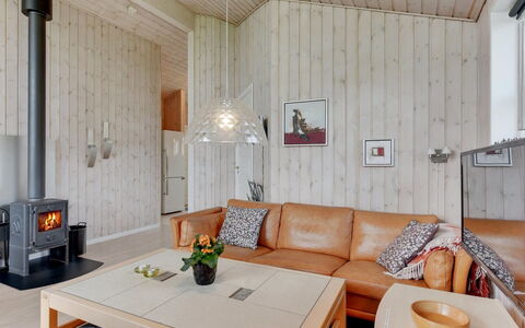 Naia - 200M from the Sea: Møbel, Indretning, Gulvbelægning, Træ, Loft, Etage, Værelse, Stue, Couch, Belysning