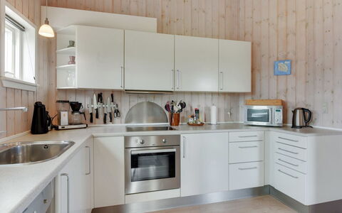 Naia - 200M from the Sea: Køkken, Køkken Apparat, Countertop, Større Bandage, Cabinetry, Indretning, Træ, Gulvbelægning, Møbel, Håndvask