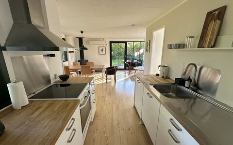 Ady - 150M from the Sea: Møbel, Countertop, Køkken, Gulvbelægning, Træ, Køkken Apparat, Etage, Cabinetry, Indretning, Større Bandage