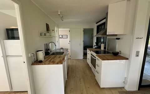 Ady - 150M from the Sea: Gulvbelægning, Etage, Trægulve, Cabinetry, Countertop, Lejlighed, Køkken, Hårdttræ, Bejdse, Håndvask