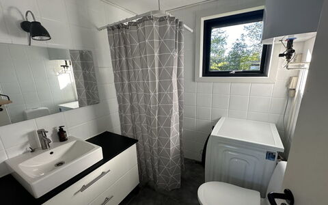 Ady - 150M from the Sea: Gulvbelægning, Indretning, Etage, Sanitærarmatur, Badeværelse, Toilet, Badeværelsesskab, Flise, Vvs, Værelse