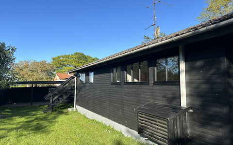 Ady - 150M from the Sea: Træ, Sidespor, Hus, Hjem, Sommerhus, Dør, Backyard, Hårdttræ, Skygge, Planke