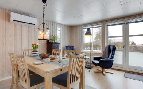 Leefke - 300M from the Sea: Møbel, Indretning, Lysarmatur, Gulvbelægning, Træ, Loft, Etage, Spisestue, Lysekrone, Bord