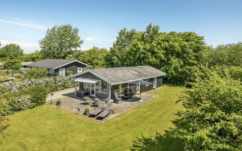 Leefke - 300M from the Sea: Hjem, Estate, Sommerhus, Lawn, Landscaping, Have, Forstad, Stuehus, Gård