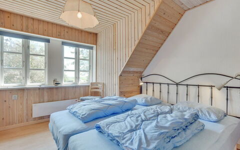 Ilja - 400M from the Sea: Soveværelse, Træ, Seng, Møbel, Indretning, Sengetøj, Loft, Sengetøj, Hjem, Etage