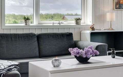 Gustava - 700M from the Sea: Møbel, Indretning, Gulvbelægning, Etage, Stue, Bord, Couch, Blomsterkrukke, Stueplante