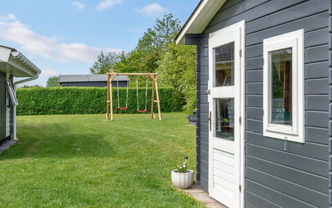 Gustava - 700M from the Sea: Træ, Sidespor, Dør, Hjem, Have, Garden Bygninger, Sommerhus, Lawn, Backyard, Gård