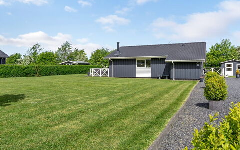 Gustava - 700M from the Sea: Hus, Tag, Hjem, Sommerhus, Lawn, Sidespor, Have, Gård, Landscaping, Skygge