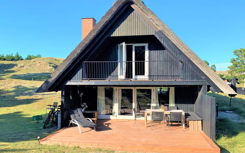 Emina - 400M from the Sea: Møbel, Indretning, Stol, Gulvbelægning, Bord, Udvej, Etage, Loft, Værelse, Eco Hotel