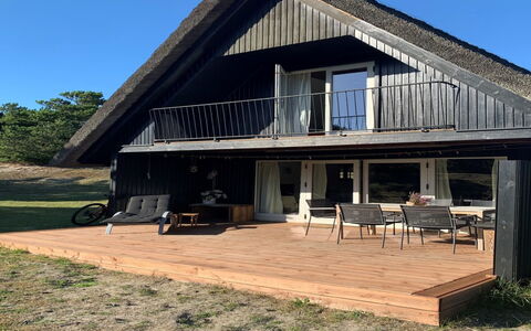 Emina - 400M from the Sea: Møbel, Indretning, Stol, Gulvbelægning, Bord, Udvej, Etage, Loft, Værelse, Eco Hotel