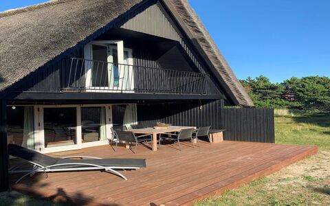 Emina - 400M from the Sea: Møbel, Indretning, Stol, Gulvbelægning, Bord, Udvej, Etage, Loft, Værelse, Eco Hotel