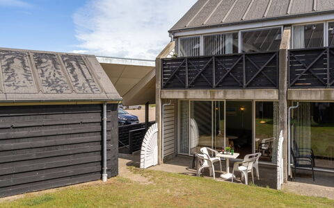 Ama - 100M from the Sea: Tag, Hus, Land Lot, Hjem, Sommerhus, Estate, Garden Bygninger, Skygge, Bjælkehytte, Landscaping