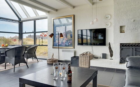 Anselmi - 450M from the Sea: Møbel, Indretning, Couch, Loft, Gulvbelægning, Bord, Stue, Stol, Belysning, Værelse