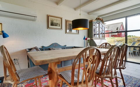 Anselmi - 450M from the Sea: Møbel, Indretning, Træ, Gulvbelægning, Bord, Loft, Etage, Stol, Spisestue, Køkken & Spisebord