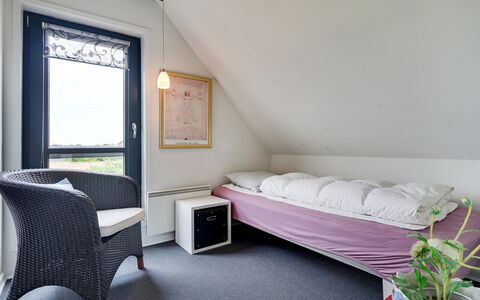 Anselmi - 450M from the Sea: Møbel, Soveværelse, Seng, Hjem, Indretning, Etage, Bed Frame, Værelse, Sengetøj, Sengetøj