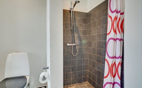 Anselmi - 450M from the Sea: Badeværelse, Toiletbræt, Sanitærarmatur, Gulvbelægning, Toilet, Væg, Etage, Indretning, Bruser, Vvs