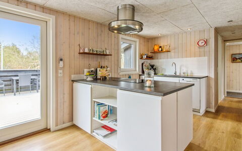 Nielsine - 1.5Km from the Sea: Køkken, Køkken Apparat, Træ, Større Bandage, Countertop, Gulvbelægning, Husholdningsapparat, Cabinetry, Hjem, Indretning