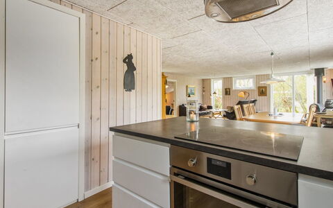 Nielsine - 1.5Km from the Sea: Gulvbelægning, Træ, Loft, Køkken, Countertop, Indretning, Etage, Køkken Apparat, Møbel, Lysarmatur