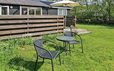 Nielsine - 1.5Km from the Sea: Sommerhus, Backyard, Have, Lawn, Skygge, Udendørs Møbler, Udendørs Bord, Gård, Stol, Sidespor