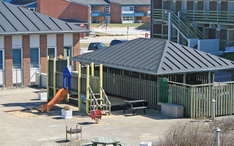 Anette - 50M from the Sea: Busk, Urban Design, Bunddække, Mursten, Lejlighed, Estate, Murværk, Altan, Landscaping