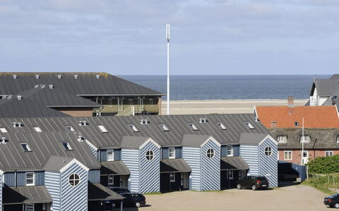 Ronia - 100M from the Sea: Tag, Arkitektur, Sidespor, Hjem, Indkørsel, Estate, Skygge, Gård, Dagslys, Gårdsplads