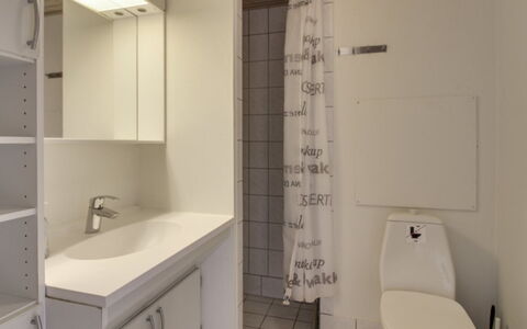 Ronia - 100M from the Sea: Sanitærarmatur, Badeværelsesvask, Gulvbelægning, Badeværelse, Indretning, Etage, Håndvask, Tap, Vvs, Toilet