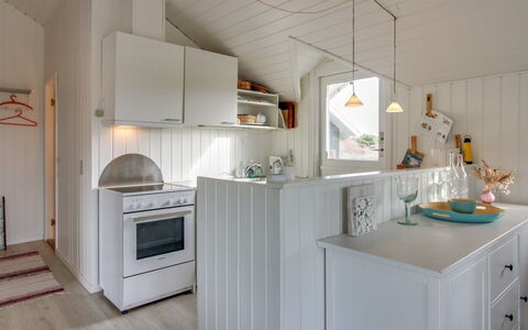 Lilja - 1.5Km from the Sea: Køkken, Indretning, Gulvbelægning, Træ, Loft, Møbel, Countertop, Lysarmatur, Etage, Køkken Apparat