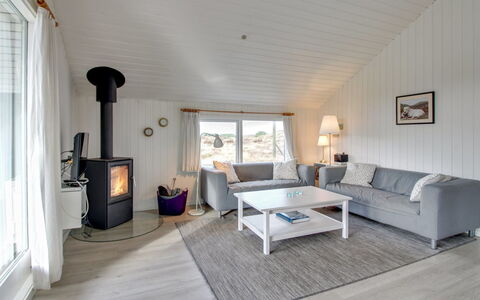 Lilja - 1.5Km from the Sea: Træ, Møbel, Gulvbelægning, Couch, Etage, Hjem, Indretning, Loft, Stue, Trægulve