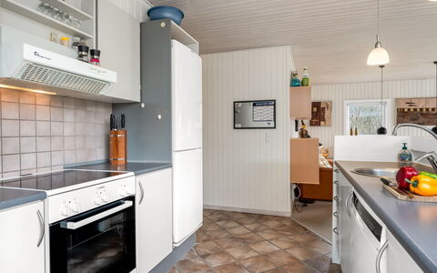 Andine - 1.2Km from the Sea: Træ, Større Bandage, Køkken, Gulvbelægning, Indretning, Køkken Apparat, Etage, Countertop, Møbel, Loft