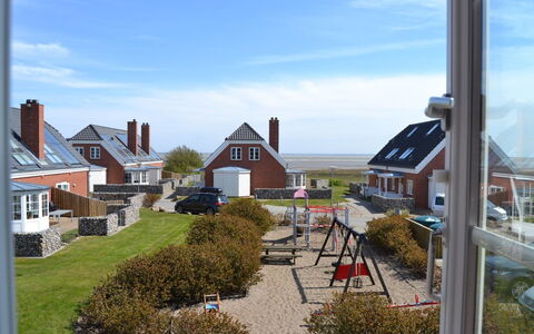 Joonas - 100M from the Sea: Bygning, Hus, Vindue, Hjem, Tag, Boligområde, Busk, Sommerhus, Land Lot