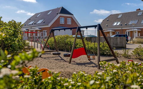 Joonas - 100M from the Sea: Bygning, Hus, Vindue, Hjem, Tag, Boligområde, Busk, Sommerhus, Land Lot