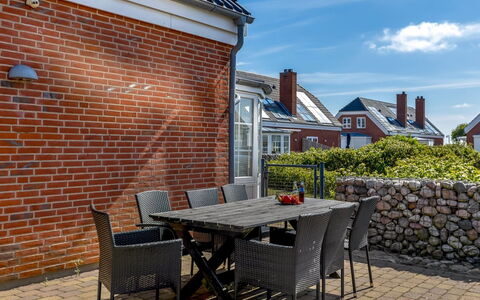 Joonas - 100M from the Sea: Bygning, Hus, Vindue, Hjem, Tag, Boligområde, Busk, Sommerhus, Land Lot