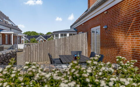 Joonas - 100M from the Sea: Bygning, Hus, Vindue, Hjem, Tag, Boligområde, Busk, Sommerhus, Land Lot