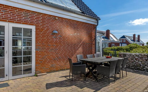 Joonas - 100M from the Sea: Bygning, Hus, Vindue, Hjem, Tag, Boligområde, Busk, Sommerhus, Land Lot