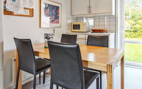 Telli - 1Km from the Sea: Bygning, Hus, Vindue, Hjem, Tag, Boligområde, Busk, Sommerhus, Land Lot