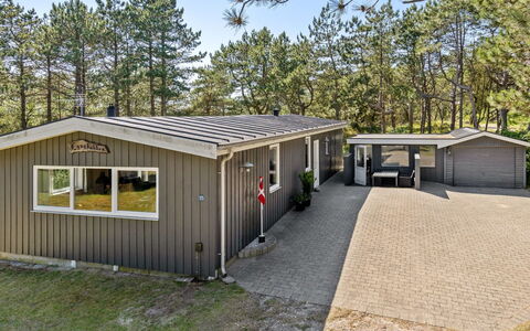 Solvey - 2Km from the Sea: Boligområde, Busk, Hus, Hjem, Have, Estate, Skygge, Landscaping, Lawn