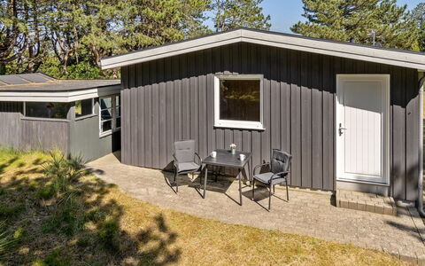 Solvey - 2Km from the Sea: Boligområde, Busk, Hus, Hjem, Have, Estate, Skygge, Landscaping, Lawn