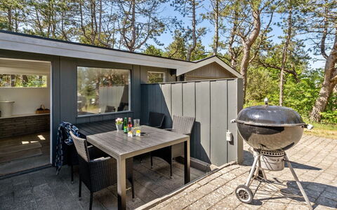 Solvey - 2Km from the Sea: Boligområde, Busk, Hus, Hjem, Have, Estate, Skygge, Landscaping, Lawn