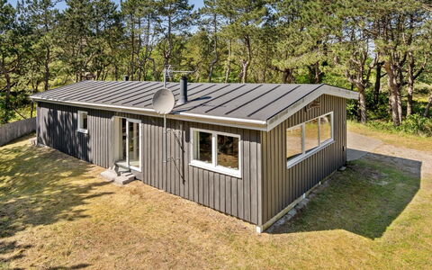 Solvey - 2Km from the Sea: Boligområde, Busk, Hus, Hjem, Have, Estate, Skygge, Landscaping, Lawn