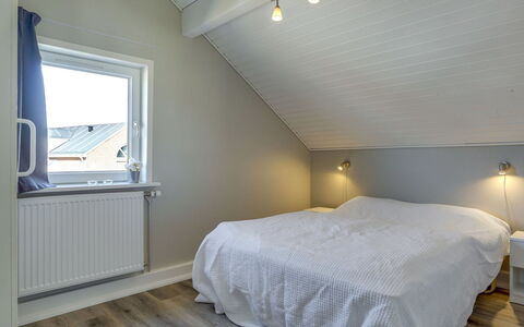 Anouk - 1.7Km from the Sea: Træ, Loft, Soveværelse, Gulvbelægning, Etage, Indretning, Seng, Sengetøj, Sengetøj, Hjem