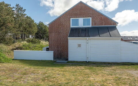 Anouk - 1.7Km from the Sea: Himmel, Væg, Tag, Hjem, Hus, Boligområde, Sidespor, Sommerhus, Hældning, Indkørsel