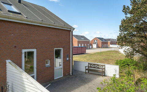 Anouk - 1.7Km from the Sea: Bygning, Vejbelægning, Boligområde, Hus, Tag, Hjem, Kvarter, Menneskelig Bosættelse, Dør, Indkørsel