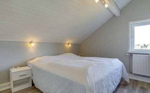 Anouk - 1.7Km from the Sea: Soveværelse, Loft, Træ, Gulvbelægning, Etage, Indretning, Seng, Sengetøj, Sengetøj, Belysning