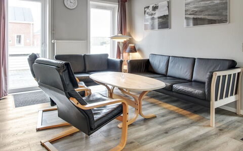 Anouk - 1.7Km from the Sea: Møbel, Gulvbelægning, Indretning, Etage, Træ, Stol, Trægulve, Stue, Værelse, Hjem