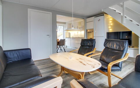 Anouk - 1.7Km from the Sea: Gulvbelægning, Indretning, Møbel, Etage, Træ, Loft, Værelse, Trægulve, Belysning, Stue