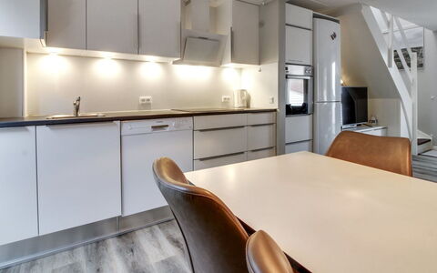 Anouk - 1.7Km from the Sea: Gulvbelægning, Indretning, Møbel, Countertop, Køkken, Loft, Træ, Etage, Lysarmatur, Cabinetry