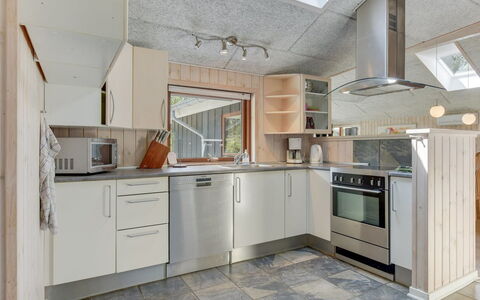 Jonas - 2.4Km from the Sea: Køkken, Køkken Apparat, Countertop, Større Bandage, Træ, Loft, Indretning, Gulvbelægning, Cabinetry, Belysning