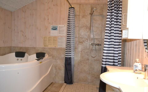 Jonas - 2.4Km from the Sea: Gulvbelægning, Etage, Sanitærarmatur, Træ, Indretning, Værelse, Vvs, Møbel, Loft, Badeværelse