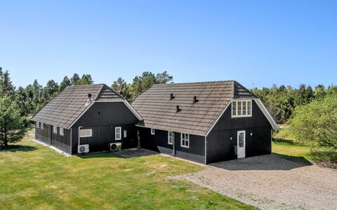 Madalena - 2.8Km from the Sea: Møbel, Indretning, Stol, Gulvbelægning, Bord, Udvej, Etage, Loft, Værelse, Eco Hotel